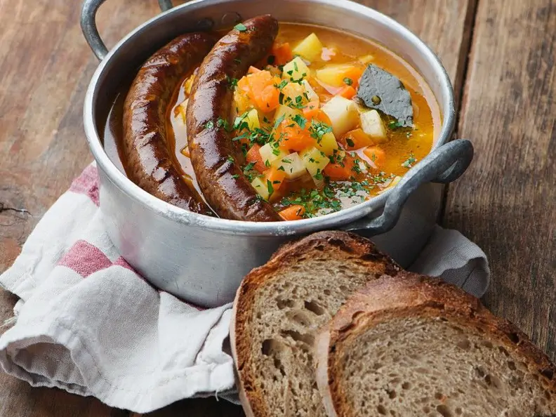 Bratwürste in Gemüsesuppe mit Kürbis, Kartoffeln und Sellerie