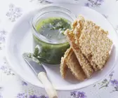 Pesto aus Bärlauch mit Sesamkeksen