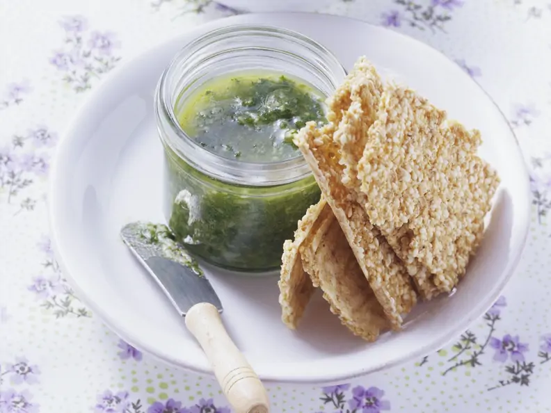 Pesto aus Bärlauch mit Sesamkeksen