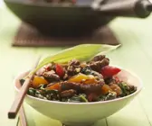 Gebratenes Rindfleisch mit Paprika und Bärlauch im Wok zubereitet