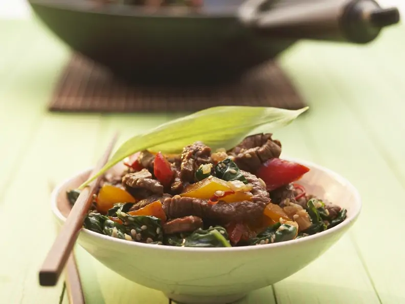 Gebratenes Rindfleisch mit Paprika und Bärlauch im Wok zubereitet