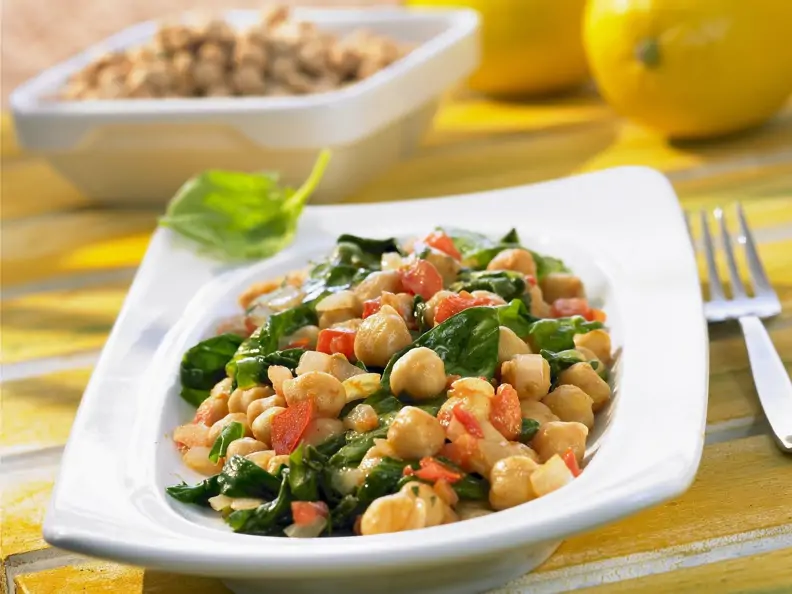Kichererbsen-Spinat-Salat mit Tomaten