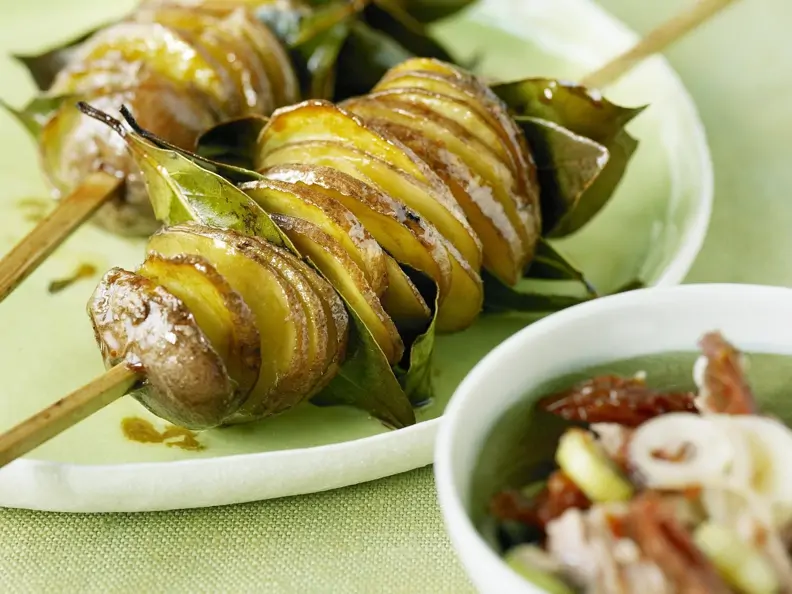Kartoffelspieße mit Lorbeerblättern