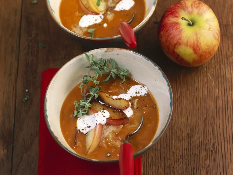 Kartoffelsuppe mit Sauerkraut und Äpfeln