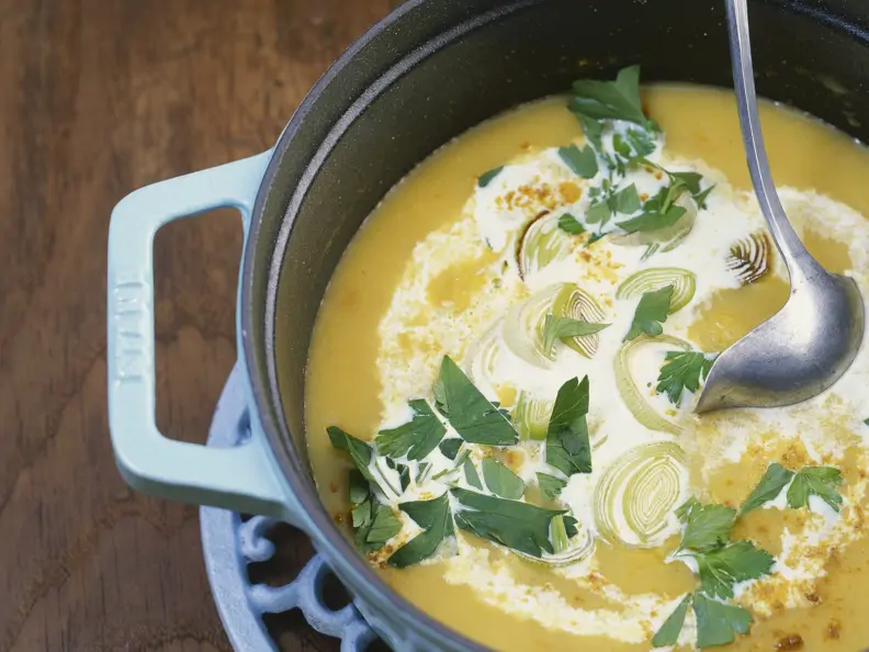 Lauchsuppe mit Apfel und Curry