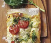 Tomaten-Flammkuchen mit Ziegenfrischkäse und Basilikum