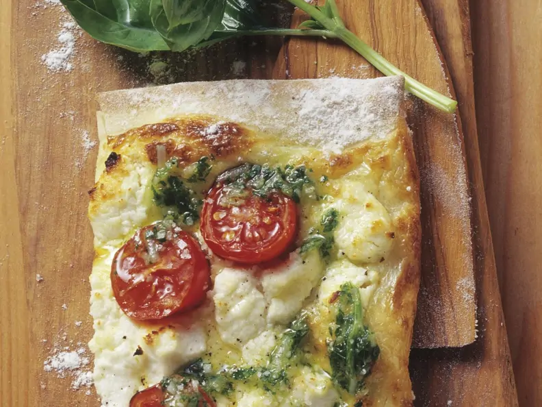 Tomaten-Flammkuchen mit Ziegenfrischkäse und Basilikum