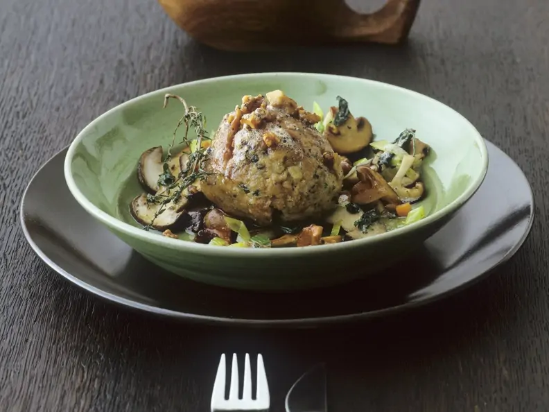 Walnuss-Semmelknödel mit Pilzragout
