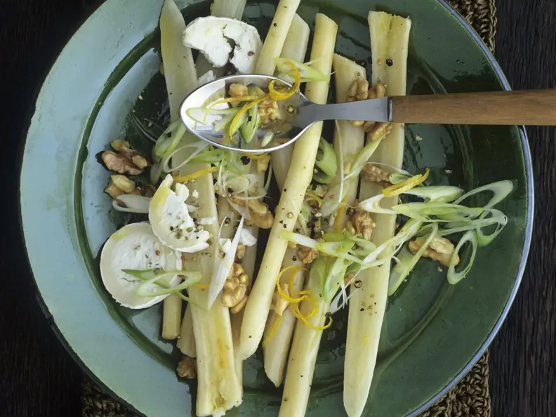 Schwarzwurzeln mit Ziegenkäse und Walnuss-Dressing