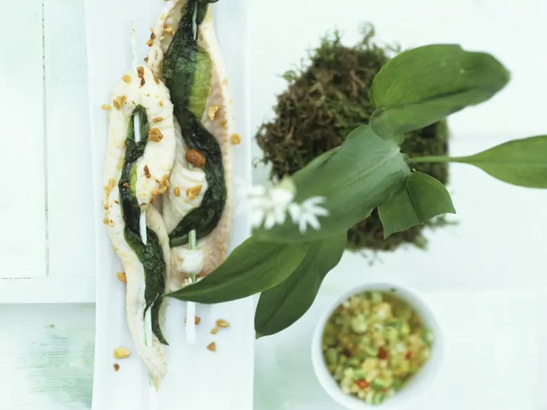 Seezungen-Bärlauch-Spieße mit Nüssen und Melonensoße