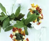 Ziegenkäse mit Bärlauchwickel und Paprikasalat