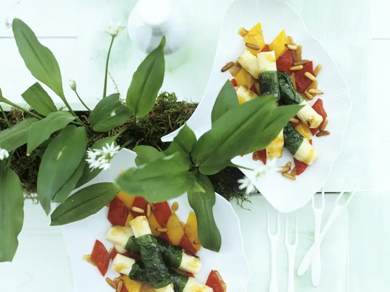 Ziegenkäse mit Bärlauchwickel und Paprikasalat
