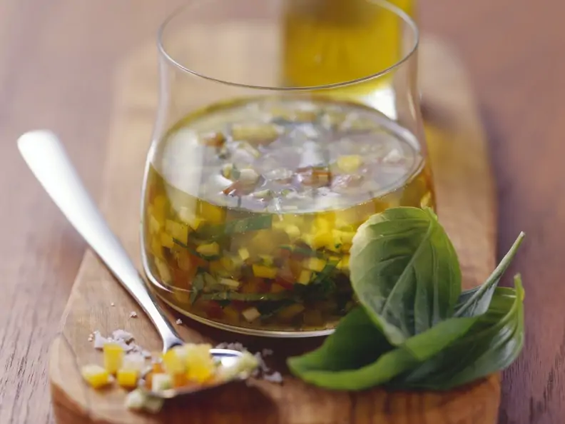 Tomaten-Dressing mit Zucchini und Paprika