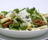 Pastasalat mit Rucola und Blauschimmelkäse