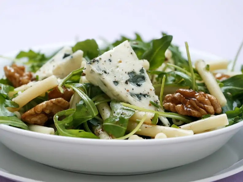 Pastasalat mit Rucola und Blauschimmelkäse