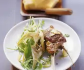 Gebratene Lammchops mit Rucola-Artischocken-Salat