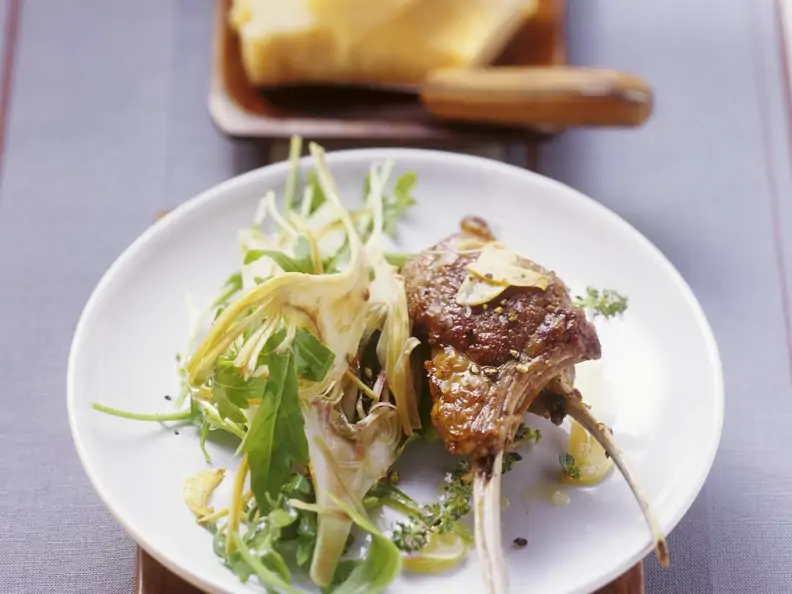 Gebratene Lammchops mit Rucola-Artischocken-Salat