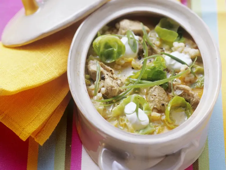Wirsingsuppe mit Graupen, Kalb und Rosenkohl