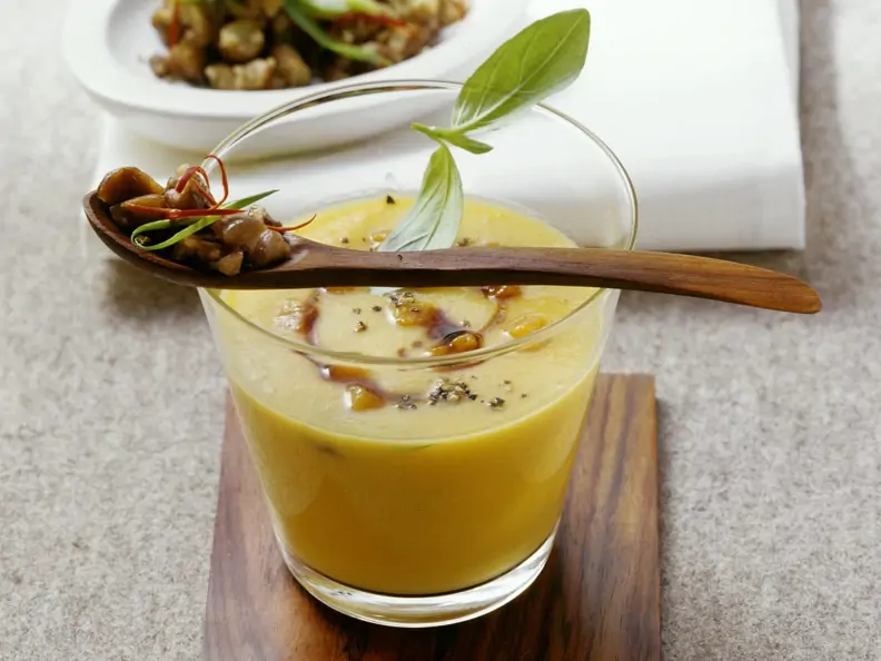 Kürbissuppe mit Chili-Maroni