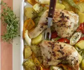 Gebackene Hähnchenschlegel mit Paprika-Fenchel-Kartoffeln