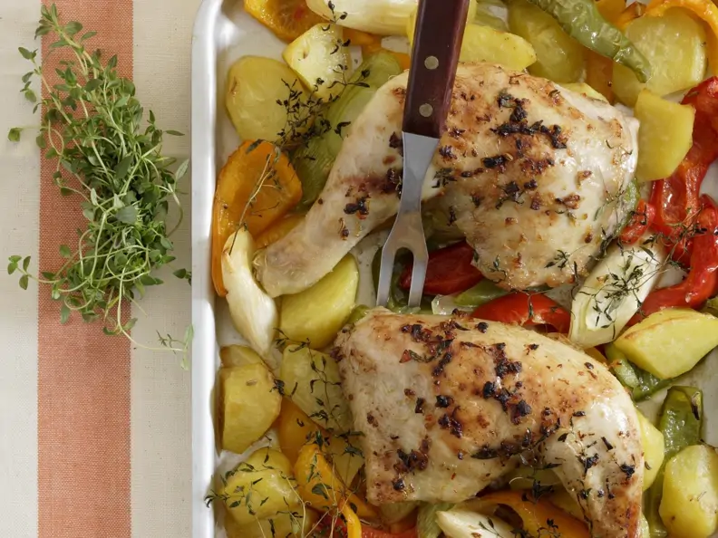Gebackene Hähnchenschlegel mit Paprika-Fenchel-Kartoffeln