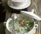 Cremige Suppe mit geräucherter Forelle, Lauch, Dill und Kerbel
