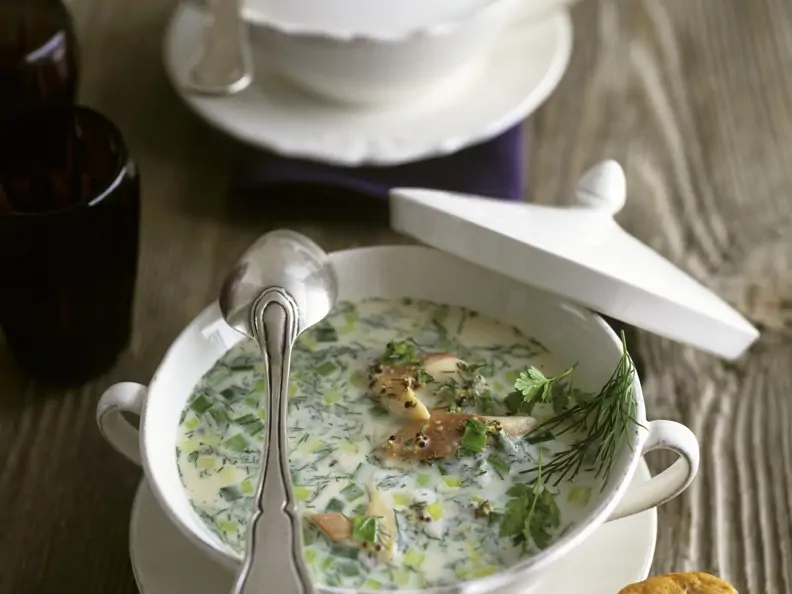 Cremige Suppe mit geräucherter Forelle, Lauch, Dill und Kerbel