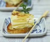 Kartoffeltortilla auf geröstetem Knoblauchbrot