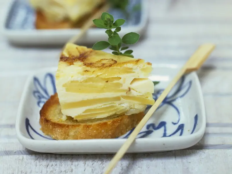 Kartoffeltortilla auf geröstetem Knoblauchbrot