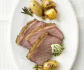 Steak mit würzigen Kartoffeln und Kräuterbutter