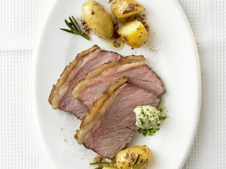 Steak mit würzigen Kartoffeln und Kräuterbutter