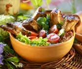 Barbecue-Spareribs mit Honig glasiert dazu Blattsalat