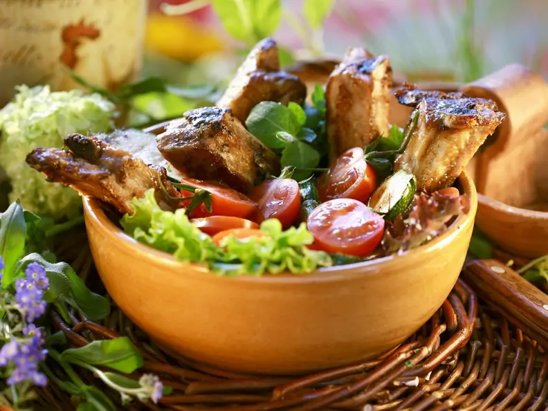 Barbecue-Spareribs mit Honig glasiert dazu Blattsalat
