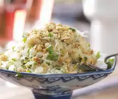Thailändischer Salat mit Krabben, Erdnüssen und Limetten