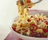 Pasta mit Tomaten, roten Paprika und Frischkäse