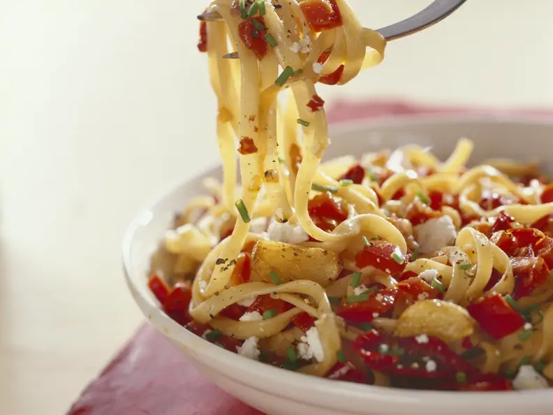 Pasta mit Tomaten, roten Paprika und Frischkäse