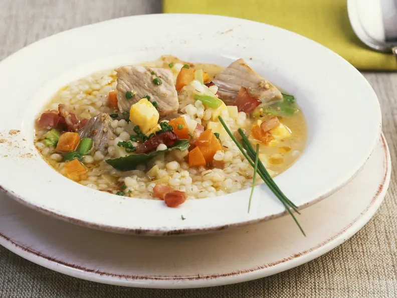 Graupensuppe mit Schweinefleisch und Gemüse