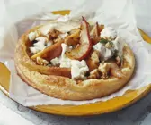 Herzhafte Birnentarte mit Karamell-Zwiebel und Blauschimmelkäse