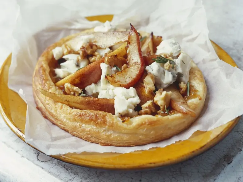 Herzhafte Birnentarte mit Karamell-Zwiebel und Blauschimmelkäse