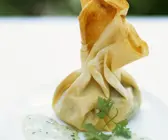 Strudelteigsäckchen mit Spargel, Kaiserschoten und Morcheln