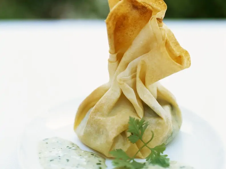 Strudelteigsäckchen mit Spargel, Kaiserschoten und Morcheln