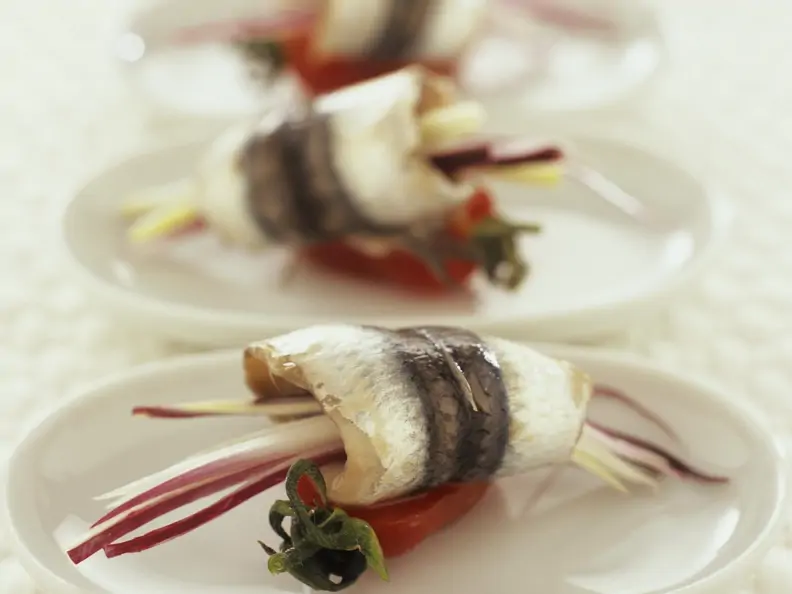 Anchovie-Röllchen mit Tomaten und Radicchio