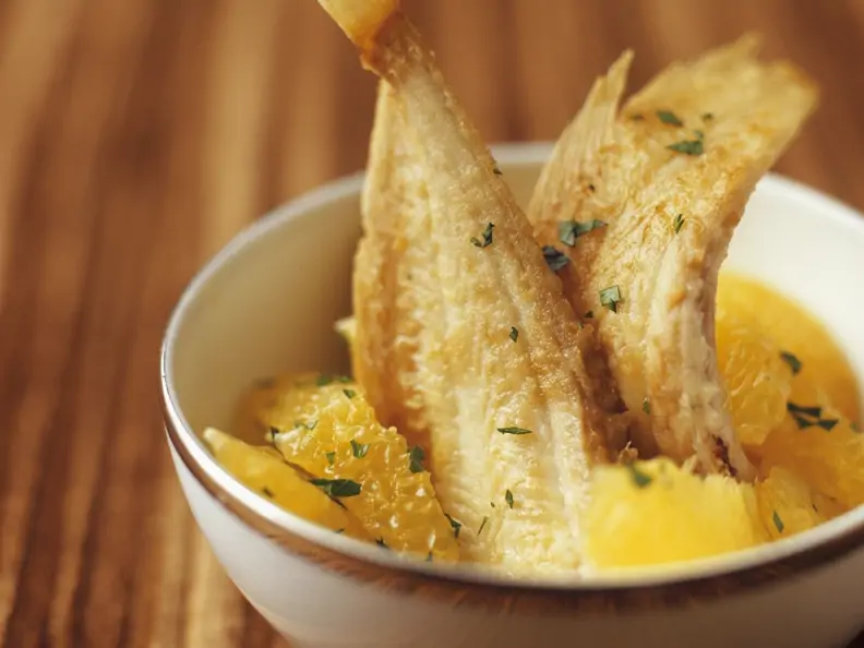Gebratene Seezungen mit Orangenfilets