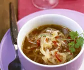 Mediterrane Zwiebelsuppe mit Kapern und getrockneten Tomaten