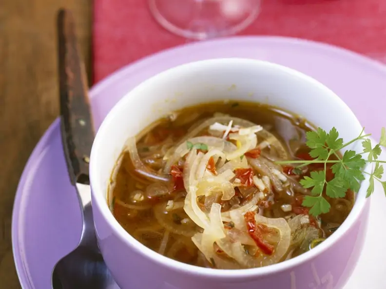 Mediterrane Zwiebelsuppe mit Kapern und getrockneten Tomaten