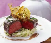 Braten vom Rehrücken mit Olivenhaube und Krokant dazu Spitzkohlgemüse
