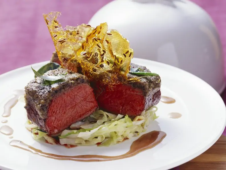 Braten vom Rehrücken mit Olivenhaube und Krokant dazu Spitzkohlgemüse