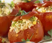 Rote Paprika mit Reis gefüllt