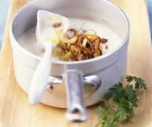 Kartoffel-Buttermilch-Suppe mit Zwiebeln und Rosinen