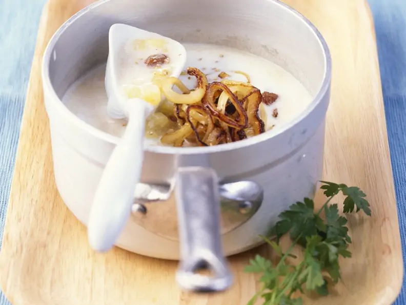 Kartoffel-Buttermilch-Suppe mit Zwiebeln und Rosinen